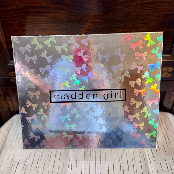 Madden Girl Mini Tote Set โ Bow Embroidery, Bear Charm & Pouch | Gift Ready - Picture 4 of 9